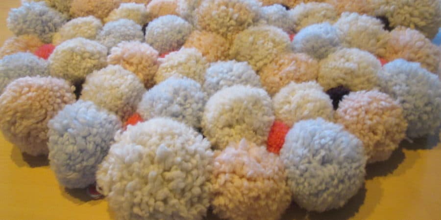 Tapis pompons détails